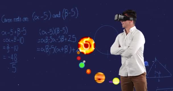 Animación Ecuaciones Matemáticas Sistema Solar Flotando Sobre Profesor Con Gafas — Vídeo de stock