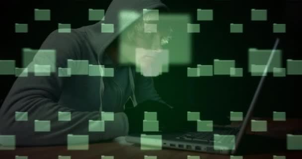 Qrコード ファイル オンラインセキュリティ南京錠とコンピュータを使用してフード内のハッカー上のデータ処理とデジタルインターフェイスのアニメーション グローバルネットワークオンラインセキュリティコンセプトデジタル複合体 — ストック動画