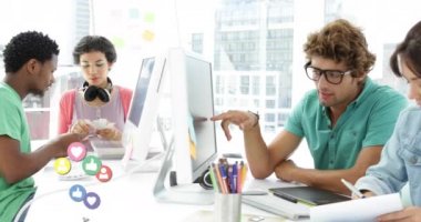 Modern bir ofiste iş arkadaşlarıyla birlikte yüzen, bilgisayar kullanan ve kameraya gülümseyen kadın ve erkeğin sosyal ağ simgelerinin animasyonu.