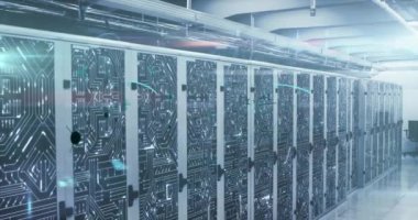 Teknoloji odasındaki bilgisayar sunucuları ağı üzerinden matematiksel denklemlerin ve dijital arayüzün animasyonu. Dijital bilgisayar ağı konsepti dijital olarak oluşturuldu.