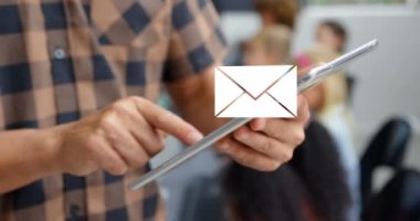 Dijital tablet kullanan bir adamın orta kesiminde sosyal medya simgelerinin yer aldığı bir zarf posta simgesinin canlandırması. Dijital olarak oluşturulan küresel dijital iletişim ağı.