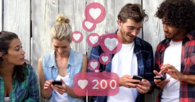 Sosyal medya ile dijital arayüzün animasyonu, akıllı telefonlar kullanan ve konuşan bir grup kadın ve erkeğin kalp ikonlarını seviyor. Dijital olarak oluşturulan küresel dijital sosyal medya ağı.