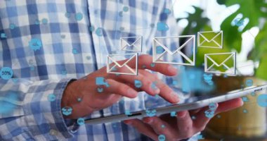 Ofisteki dijital tableti kullanan adam üzerinde posta zarfları ve sosyal medya simgeleriyle dijital arayüzün animasyonu. Dijital olarak oluşturulan küresel dijital sosyal medya ağı.