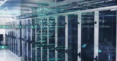 Teknoloji odasındaki bilgisayar sunucuları üzerinden hareket eden el yazısıyla yazılmış matematiksel denklemlerin animasyonu ve dijital kodu işleme. Dijital bilgisayar ağı konsepti dijital olarak oluşturuldu.