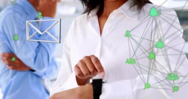 Bir akıllı yama kullanarak gülümseyen kadın üzerinde bağlı ikonlar ve zarf posta ikonu ağıyla dijital arayüzün animasyonu. Dijital olarak oluşturulan küresel dijital iletişim ağı.