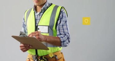 Dijital arayüzün animasyonu, güvenlik kaskı takan ve panoya yazan gözlük takan erkek mühendis üzerine bağlı medya simgelerini gösteriyor. Dijital ağ konsepti dijital olarak oluşturuldu.