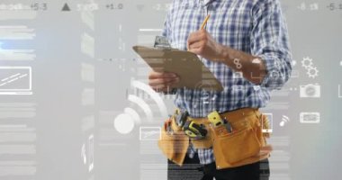 Finansal verilerle dijital arayüzün animasyonu ve miğfer yazma konusunda not panosu kullanan inşaatçının istatistikleri. Dijital ağ dijital olarak oluşturuldu.