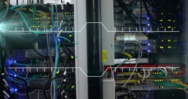 Teknoloji odasındaki bilgisayar sunucuları ağı üzerinden el yazısıyla yazılmış matematik denklemlerinin ve dijital arayüzün animasyonu. Dijital bilgisayar ağı konsepti dijital olarak oluşturuldu.