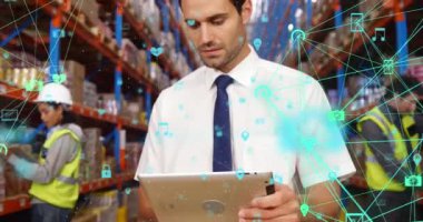 Dijital tablet kullanılarak depodaki hisse senetlerinin sayımı üzerinde bağlantı ağıyla dijital arayüzün animasyonu. Dijital iş dünyası ve finans ağı dijital olarak oluşturuldu.