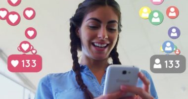 Ayakta duran ve akıllı telefon kullanan kadınların sayısının artmasıyla sosyal ağ oluşturma ve kalp ikonlarının canlandırılması. Dijital ağ dijital olarak oluşturuldu.