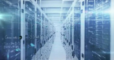 Teknoloji odasındaki bilgisayar sunucuları ağı üzerinden el yazısıyla yazılmış matematik denklemlerinin ve dijital arayüzün animasyonu. Dijital bilgisayar ağı konsepti dijital olarak oluşturuldu.