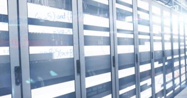 Teknoloji odasındaki bilgisayar sunucuları ağında ışık olarak hareket eden bilgi üzerine el yazısıyla yazılmış matematiksel denklemlerin animasyonu. Dijital bilgisayar ağı konsepti dijital olarak oluşturuldu.