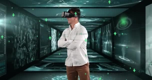 Animacja Człowieka Noszącego Słuchawki Virtual Reality Ekranach Przetwarzaniem Danych Medycznych — Wideo stockowe