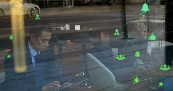 사무실에서 일하는 남성과 여성에 이메일 아이콘과 디지털 인터페이스 애니메이션 디지털 — 비디오