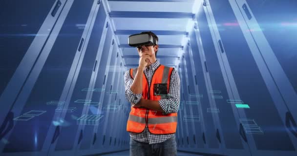 Animering Manlig Ingenjör Bär Virtual Reality Headset Över Serverrum Och — Stockvideo