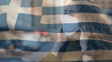 Yunan bayrağının, yüz maskesi takan, kulaklık takan beyaz bir kızın üzerinde dalgalanması. Covid-19 Coronavirus Ulusal Sağlık Güvenliği Konsepti Dijital Kompozit