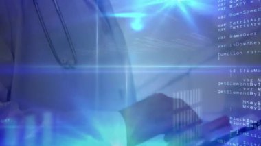 Dijital tablet kullanan erkek doktorlara karşı mavi parlak ışık ve veri işleme noktaları. tıp araştırma bilimi ve küresel ağ kavramı