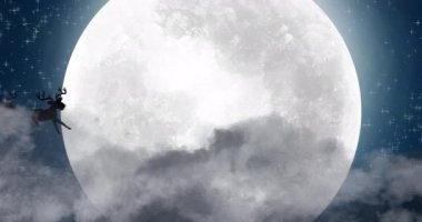 Arka planda dolunay olan ren geyikleri tarafından çekilen kızak içindeki siyah Noel Baba siluetinin animasyonu. Noel şenliği konsepti dijital olarak oluşturuldu.