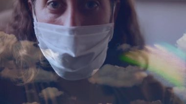 Yüz maskesi takan kadın animasyonu Covid 19 'dan gökkuşağı ile korunuyor. Dijital olarak üretilen küresel koronavirüs pandemik konsepti.