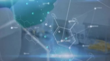 Tıbbi veri işleme ve DNA iplikçiklerinin bir laboratuvar çalışanının eldivenleriyle el üstünde dönmesi animasyonu. Küresel tıp sağlık konsepti dijital bileşik.