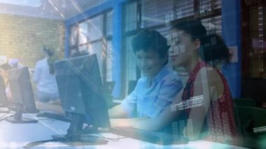 Veri işleme ve dijital arayüz ekranı kız ve erkeğin okulda bilgisayar kullanırken birbirleriyle konuşmalarına karşı. dijital bilgisayar arayüzü ve eğitim kavramı.