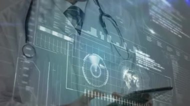 Dijital tablet kullanırken boynunda steteskop ile gülümseyen bir erkek doktora karşı bilgisayar dijital arayüzü ve veri işleme. tıp araştırma bilimi ve küresel ağ kavramı.