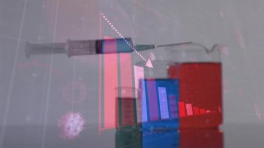 Şırınga ve laboratuvar şişeleri üzerindeki vakaları gösteren Covid 19 hücre ve istatistiklerin animasyonu. Küresel koronavirüs Covid 19 salgın konsepti dijital olarak oluşturulmuş görüntü.