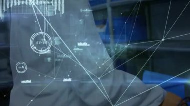 Tıbbi veri işleme ve beyaz takım elbiseli kadın laboratuar çalışanı üzerindeki bağlantı ağının animasyonu verileri analiz ediyor. Küresel tıp sağlık konsepti dijital bileşik.