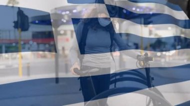 Yunan bayrağının beyaz kadın üzerinde sallanışı, maske takması, bisiklet tutması. Covid-19 Coronavirus Ulusal Sağlık Güvenliği Konsepti Dijital Kompozit