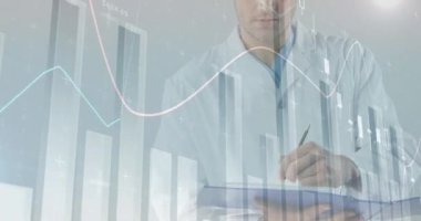 Beyaz takım elbiseli, yazı yazan ve gülümseyen çekici erkek sağlık çalışanının tıbbi veri işleme animasyonu. Küresel tıp sağlık konsepti dijital bileşik.