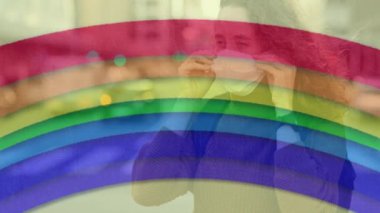 Yüz maskesi takan kadın animasyonu Covid 19 'dan gökkuşağı ile korunuyor. Dijital olarak üretilen küresel koronavirüs pandemik konsepti.