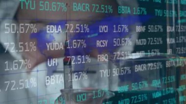 Elinde şırıngayla gezen kadın doktorla ilgili istatistik kayıtlarının animasyonu. Küresel koronavirüs Covid 19 salgın konsepti dijital olarak oluşturulmuş görüntü.