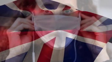 Yüz maskesi takan, kulaklık takan, beyaz kadın üzerinde İngiliz bayrağı sallayan animasyon. Covid-19 Coronavirus Ulusal Sağlık Güvenliği Konsepti Dijital Kompozit