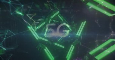 Parlak yeşil tüneldeki 5G bağlantı ve kapsam ağıyla dijital arayüzün animasyonu. Küresel teknoloji ve bağlantı ağı konsepti dijital olarak oluşturulmuş görüntü.