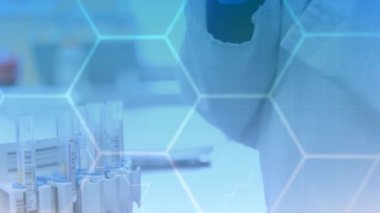 Test tüpleri tutan bir laboratuvar çalışanının eldivenleriyle el üstünde hareket eden mavi kimyasal yapının animasyonu. Küresel tıp sağlık konsepti dijital bileşik.