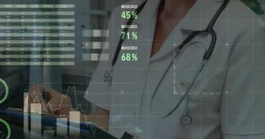 Hastanedeki panoya yazı yazarken gülümseyen kadın doktor portresi üzerinde istatistiksel ve finansal veri işleme. Tıp araştırmaları ve küresel finansman kavramı