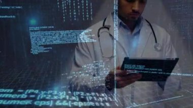 Dijital tablet kullanarak boynunda steteskop olan bir erkek doktora karşı veri işleme. tıp araştırma bilimi ve küresel ağ kavramı