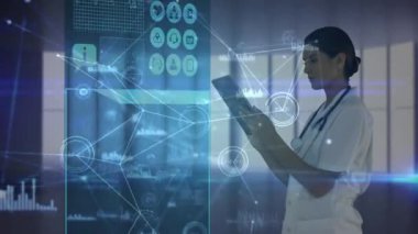 Dijital tablet kullanan kadın doktorlara karşı bağlantı ve tıbbi veri işleme ağı. tıp araştırma bilimi ve küresel ağ kavramı