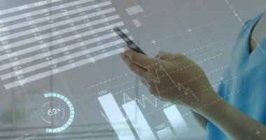 Beyaz arka planda akıllı telefon kullanan kadın sağlık çalışanlarına karşı istatistiksel veri işleme. Tıp araştırmaları ve küresel finansman kavramı