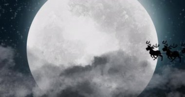 Arka planda dolunay olan ren geyikleri tarafından çekilen kızak içindeki siyah Noel Baba siluetinin animasyonu. Noel şenliği konsepti dijital olarak oluşturuldu.