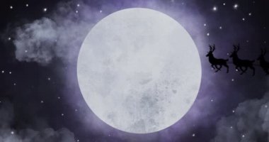 Arka planda dolunay olan ren geyikleri tarafından çekilen kızak içindeki siyah Noel Baba siluetinin animasyonu. Noel şenliği konsepti dijital olarak oluşturuldu.