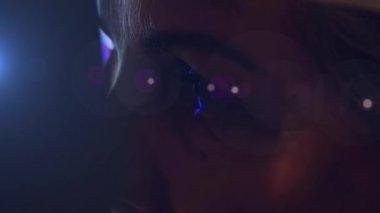 Kadın hasta üzerindeki ışık çizgilerinin animasyonu gözlerini doktorlara diktiriyor. Küresel tıp sağlık konsepti dijital bileşik.