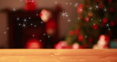 Noel ağacının Noel ağacında düşen kar taneleriyle yanıp sönen peri ışıkları üzerindeki animasyonu. Dijital ortamda oluşturulan Noel kutlamaları konsepti.