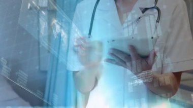 Hastanede dijital tablet kullanırken boynunda steteskop ile gülümseyen kadın doktora karşı bilgisayar dijital arayüzü ve veri işleme. tıp araştırması bilim konsepti