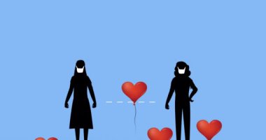 Mavi arka planda yüz maskesi takan iki kadının siluetine karşı yüzen birden fazla kalp şeklinde balonların animasyonu. Küresel koronavirüs Covid 19 salgın konsepti dijital olarak oluşturulmuş görüntü.