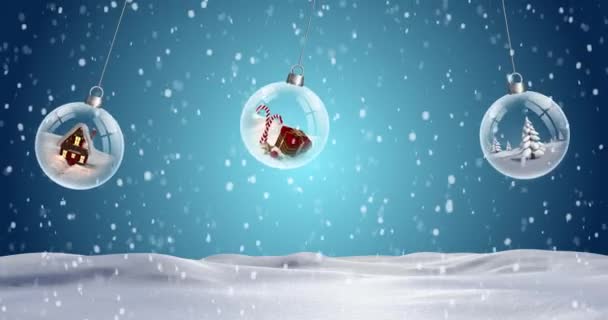3つの澄んだクリスマスの泡がぶら下がり 複数の雪の結晶が青い背景に落ちます クリスマスシーズンのお祭りのコンセプトデジタル生成された画像 — ストック動画
