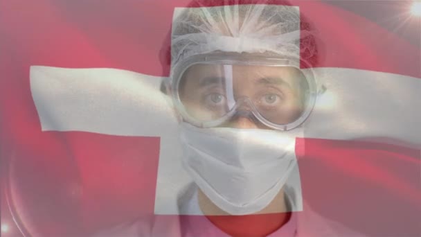 Yüz Maskesi Takan Beyaz Kadın Doktor Üzerinde Sviçre Bayrağı Sallayan — Stok video
