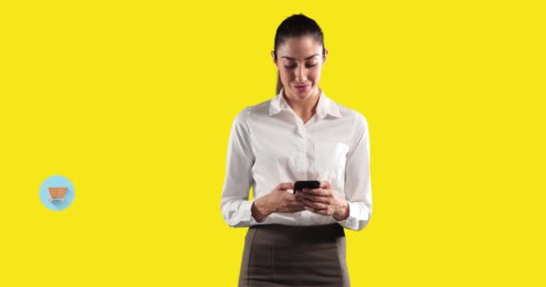 Animacja Kobiety Przy Użyciu Smartfona Wielu Ikonach Koszyka Żółtym Tle — Wideo stockowe