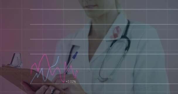 Elaborazione Dei Dati Finanziari Contro Medico Donna Con Stetoscopio Intorno — Video Stock