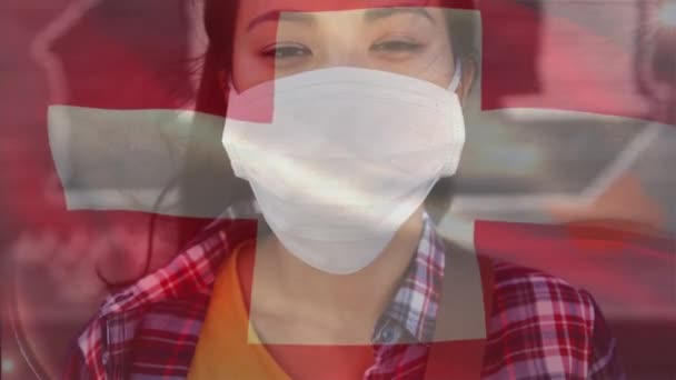 Animation Schweizisk Flag Vinker Asiatisk Kvinde Iført Ansigtsmaske Ser Kameraet – Stock-video